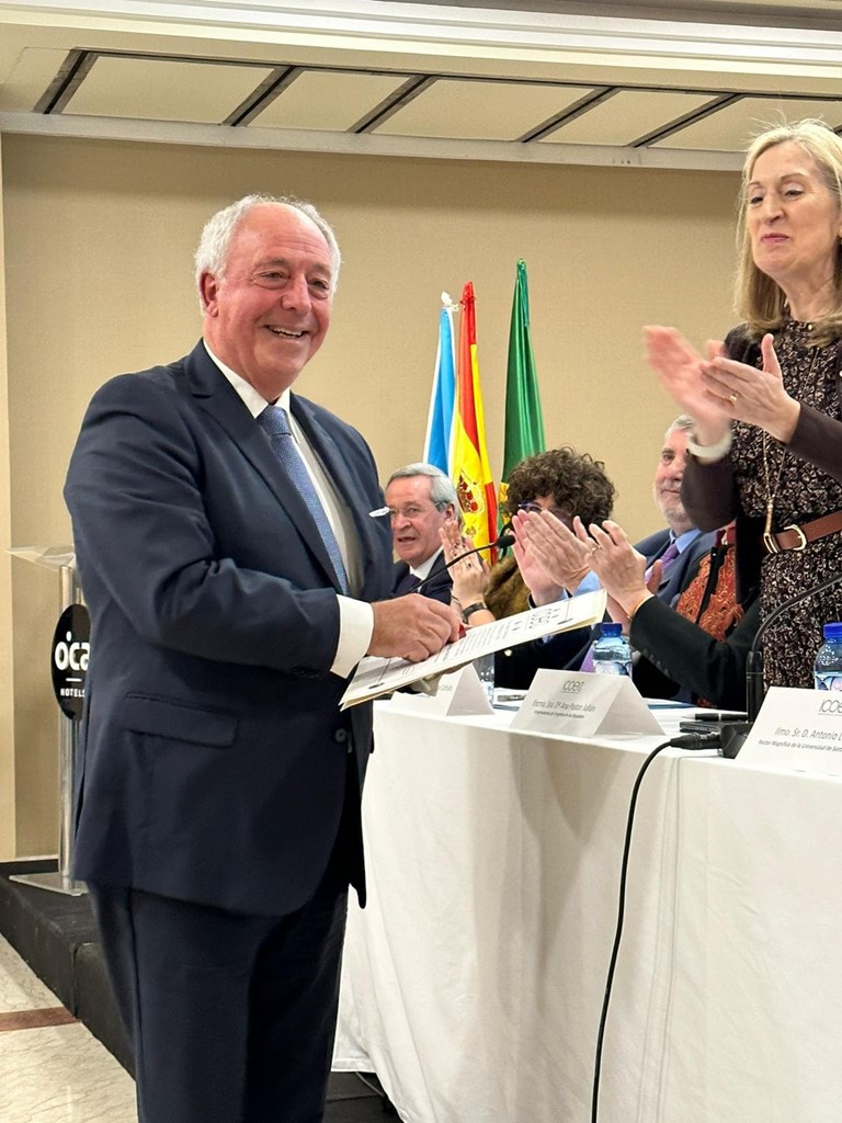 Dr. José Gonzalez Bahillo. Medalla de Oro del Colegio de Odontólogos de Coruña