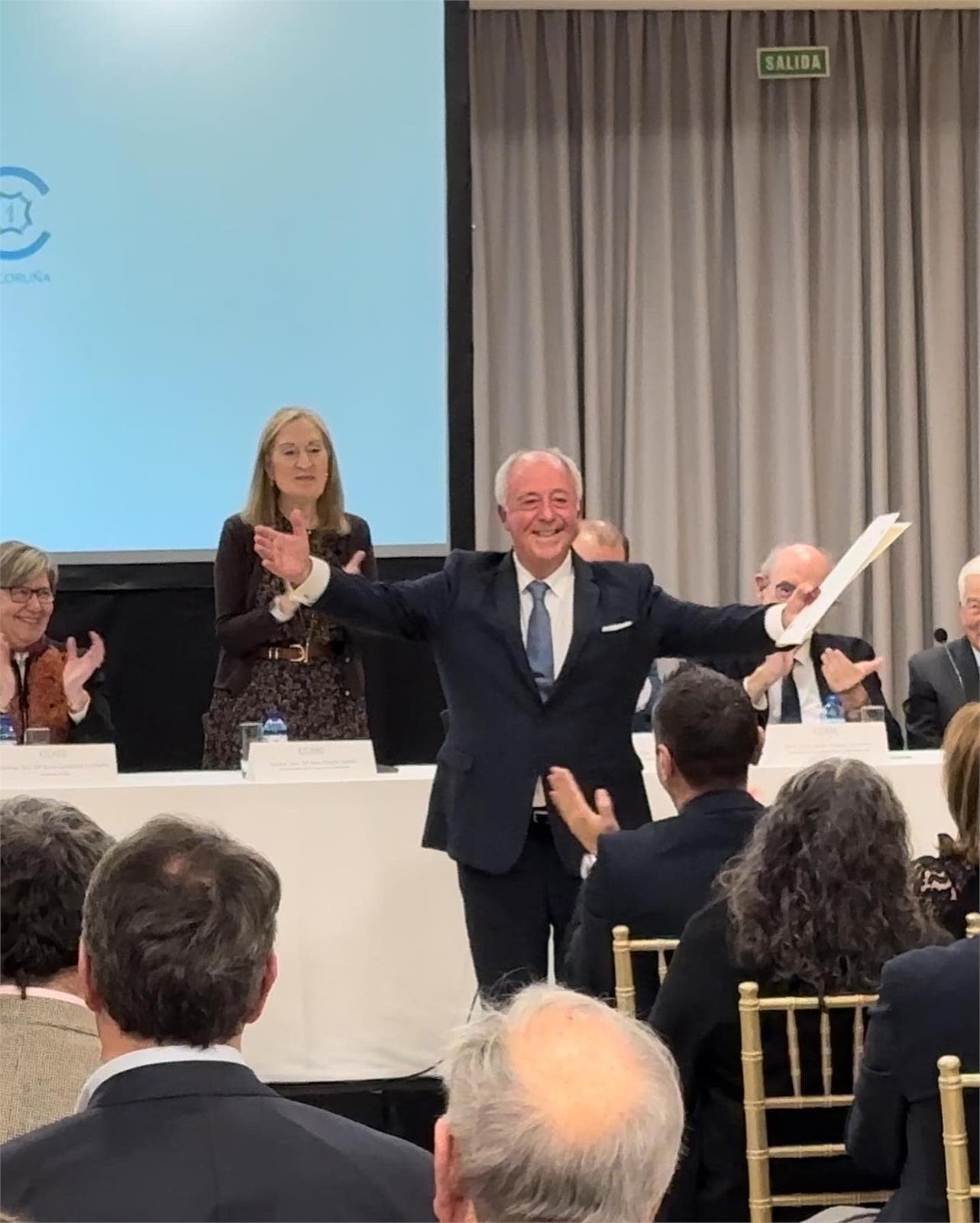 Dr. José Gonzalez Bahillo. Medalla de Oro del Colegio de Odontólogos de Coruña - Imagen 2